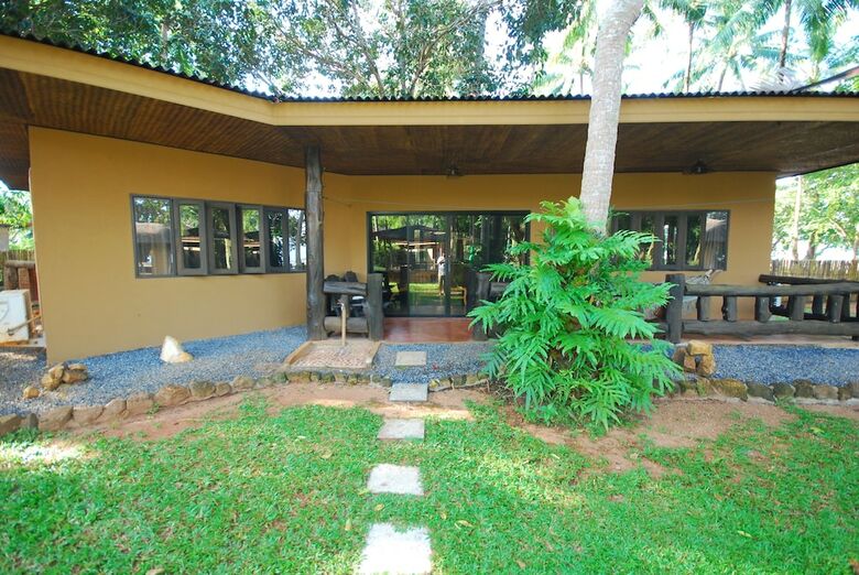 Hotel Melina's Beach Front Bungalow