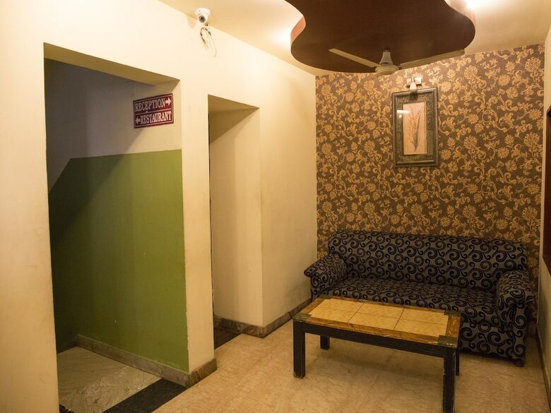 Oyo 3886 Hotel Trimurti Heights