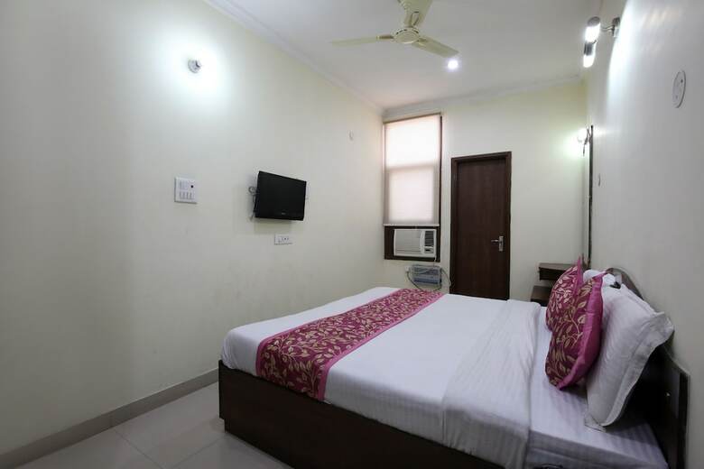 Oyo 9056 Hotel Holiday Comfort