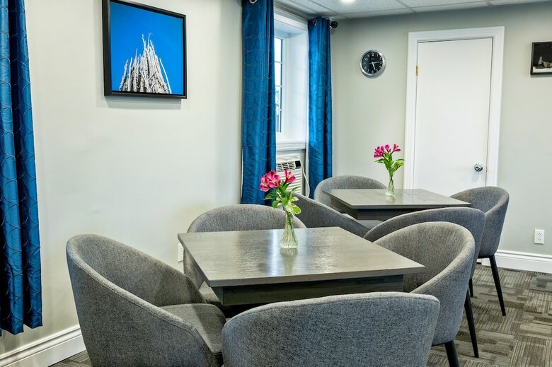 Hotel Royal Inn & Suites