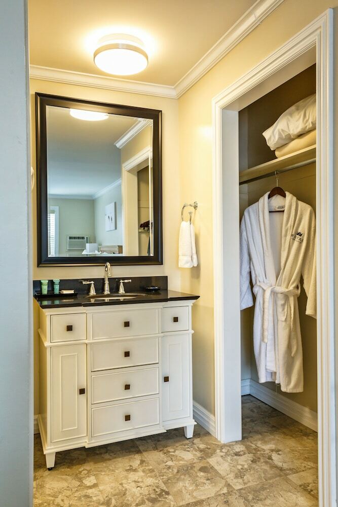 Hotel Royal Inn & Suites
