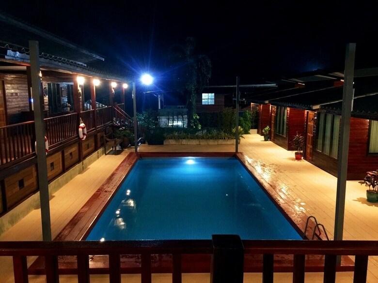 Hotel Chuchai Buri Sri Amphawa
