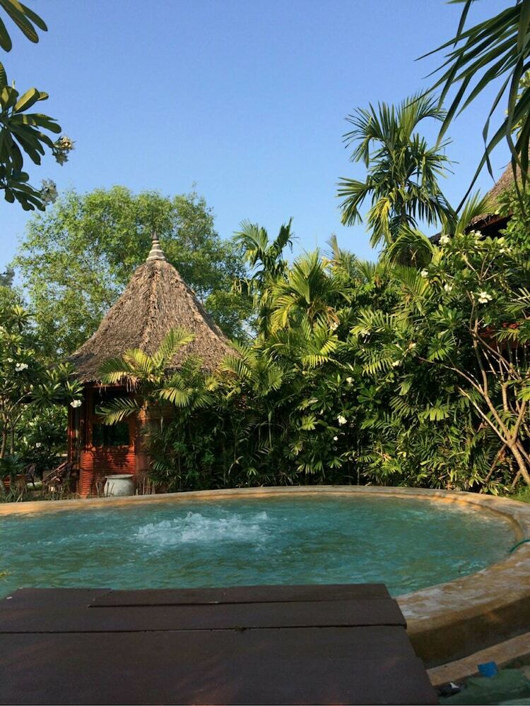 Hotel Amphawa Club
