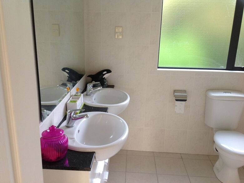 Hotel Howick Luxury Large Home