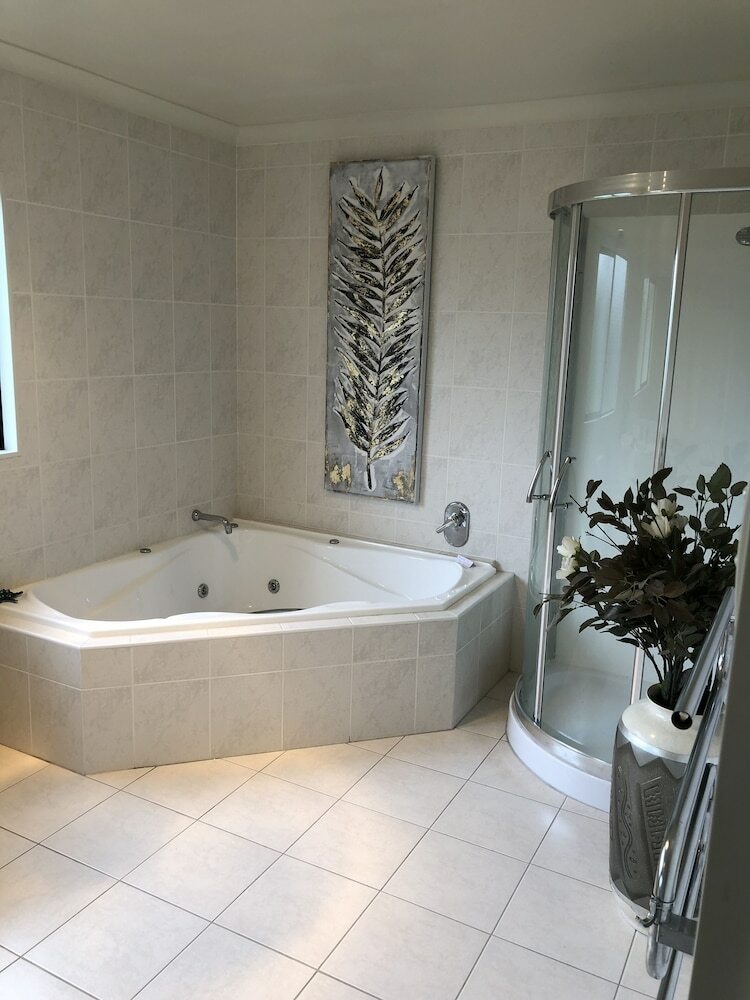 Hotel Howick Luxury Large Home