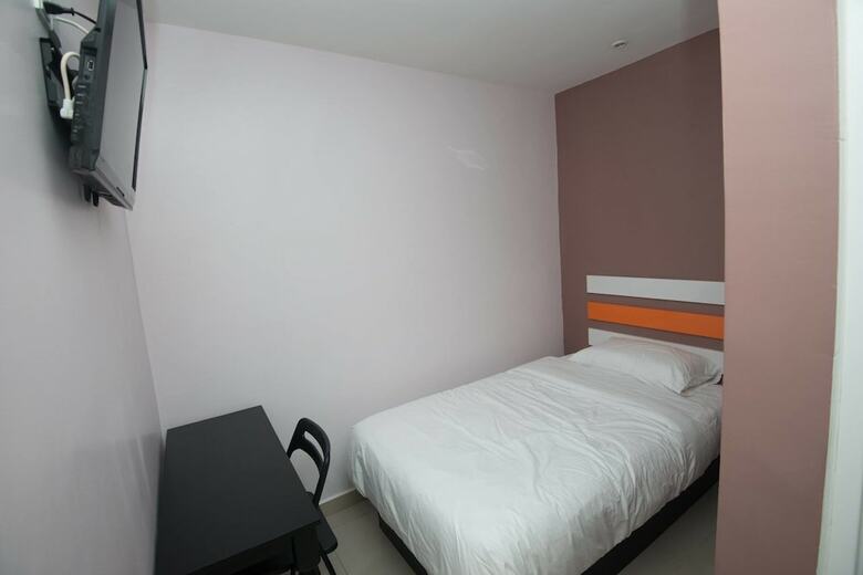 Red Orange Hotel