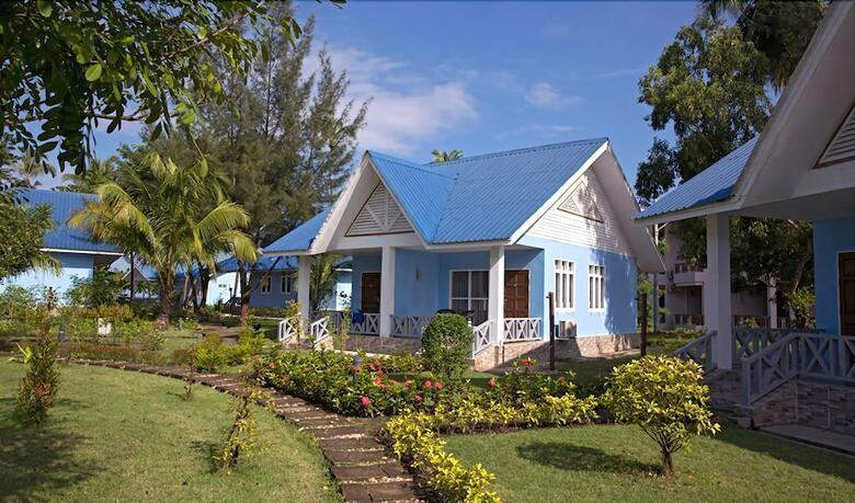 Hotel Azura Beach Resort