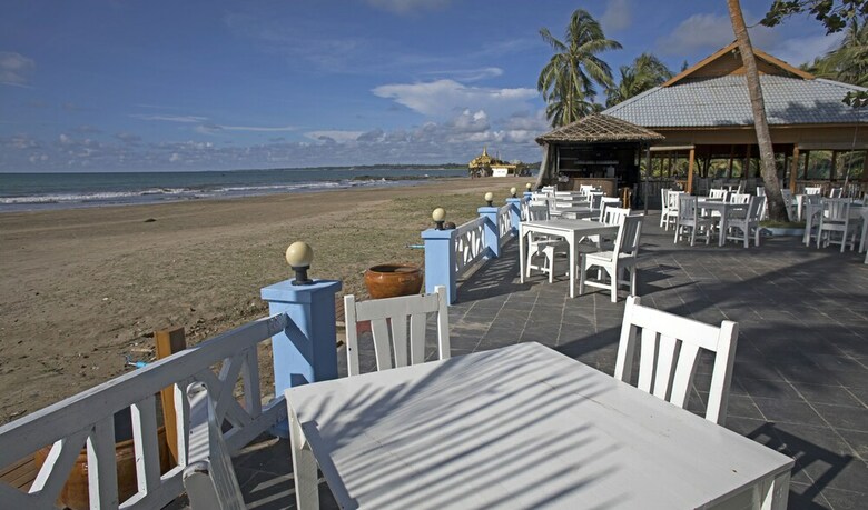 Hotel Azura Beach Resort