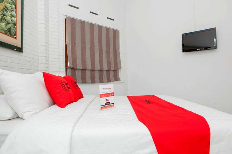 Hotel Reddoorz Plus Near Dago Pakar
