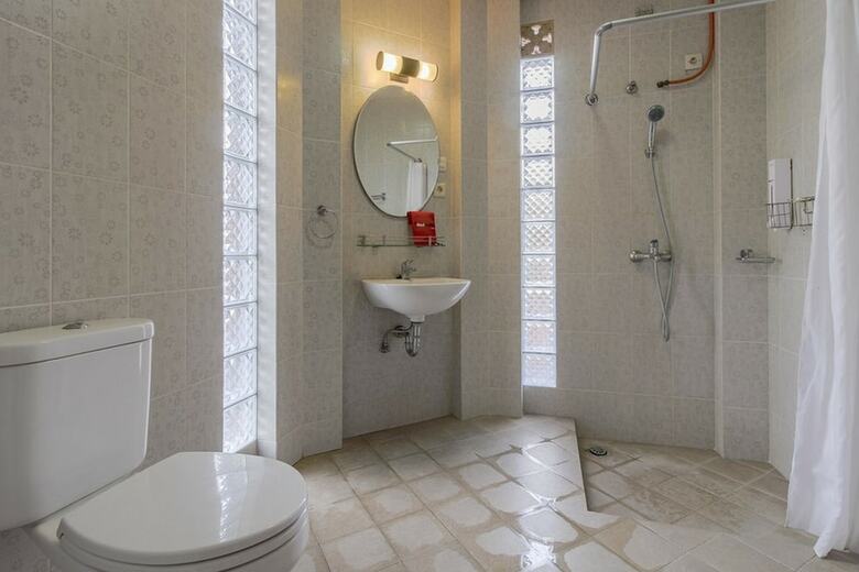 Hotel Reddoorz Plus Near Dago Pakar