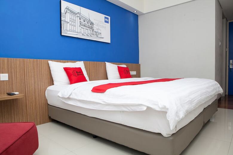 Hotel Reddoorz Plus Near Bandung Station 2
