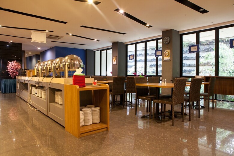Hotel Reddoorz Plus Near Bandung Station 2