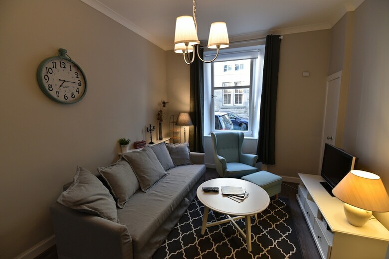 First - Meadowbank House Apartment
