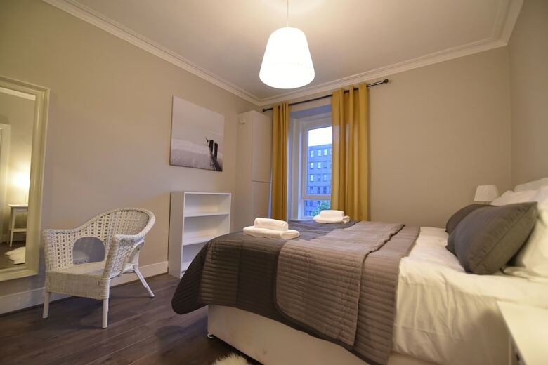 First - Meadowbank House Apartment