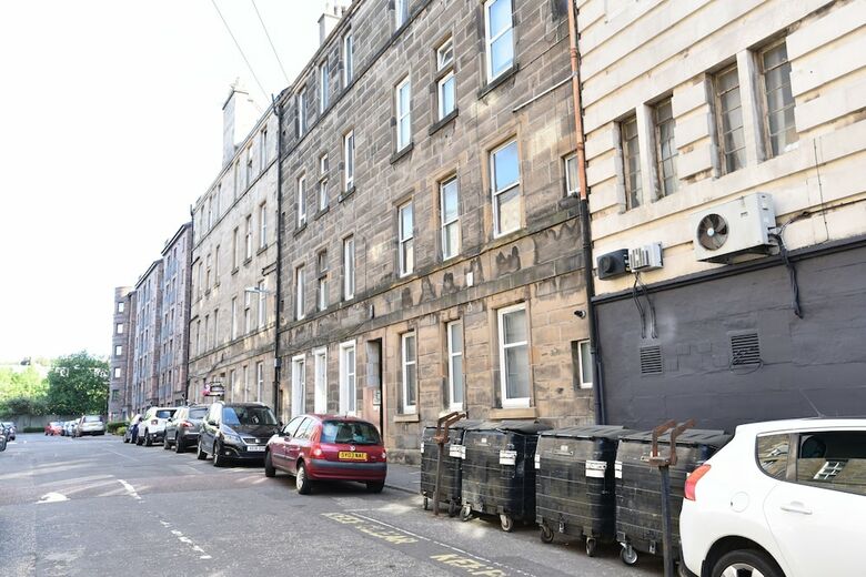 First - Meadowbank House Apartment