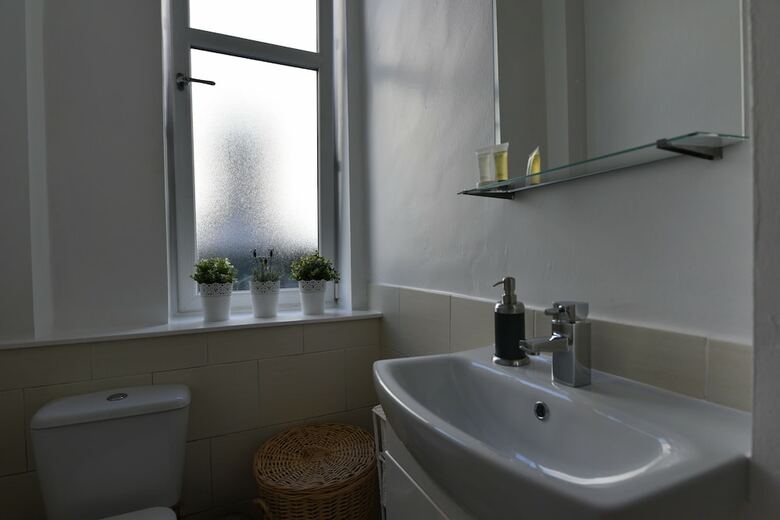 First - Meadowbank House Apartment
