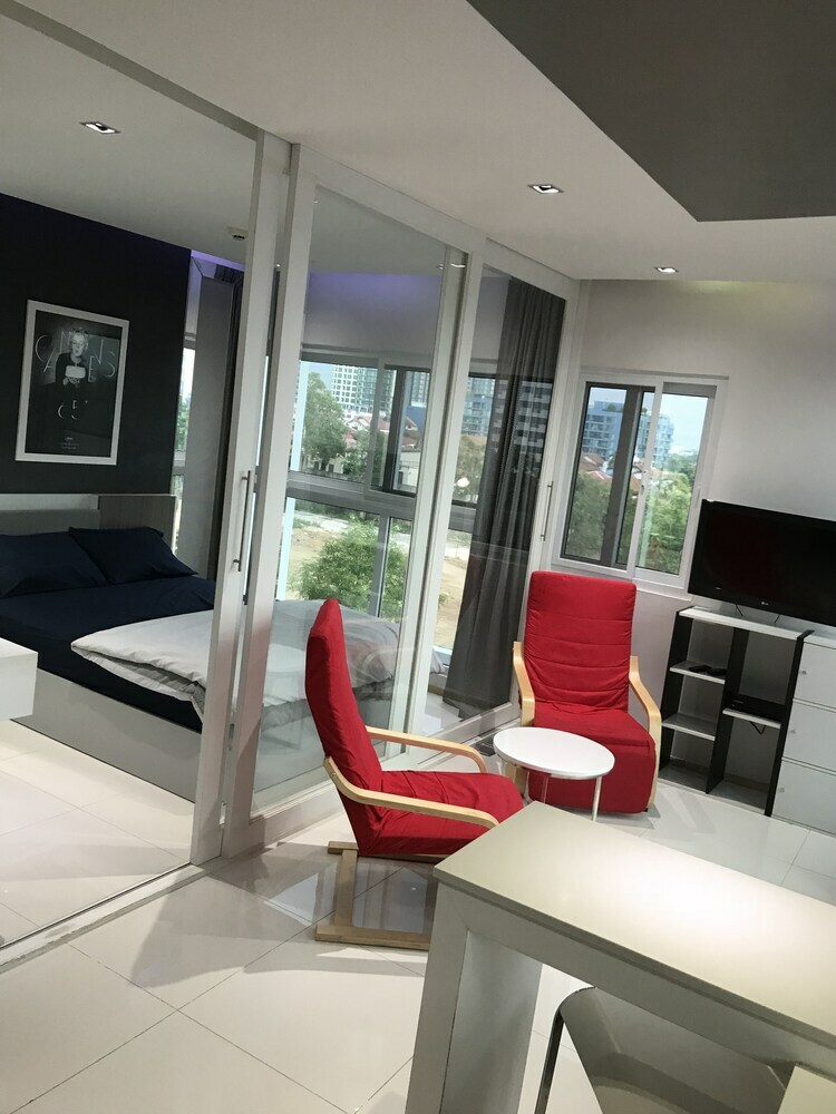 The Gallery Condo - B42 By Axiom