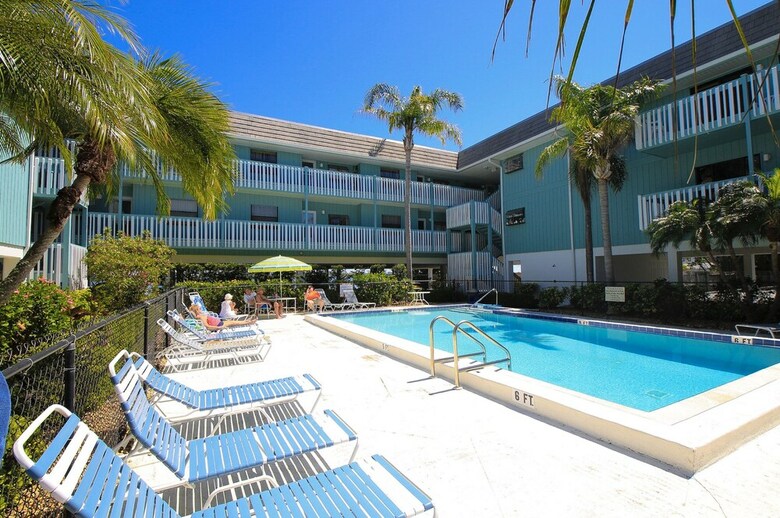 Beach Palms 6b By Anna Maria