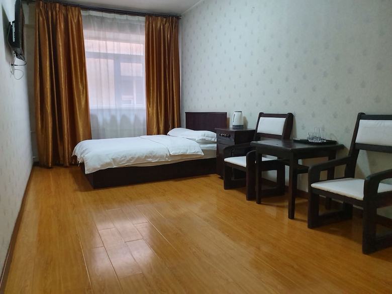 Land Hotel