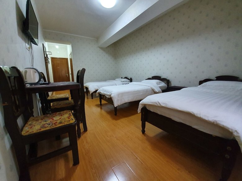 Land Hotel