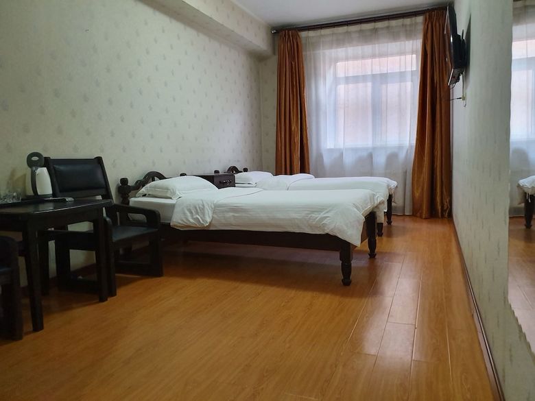 Land Hotel