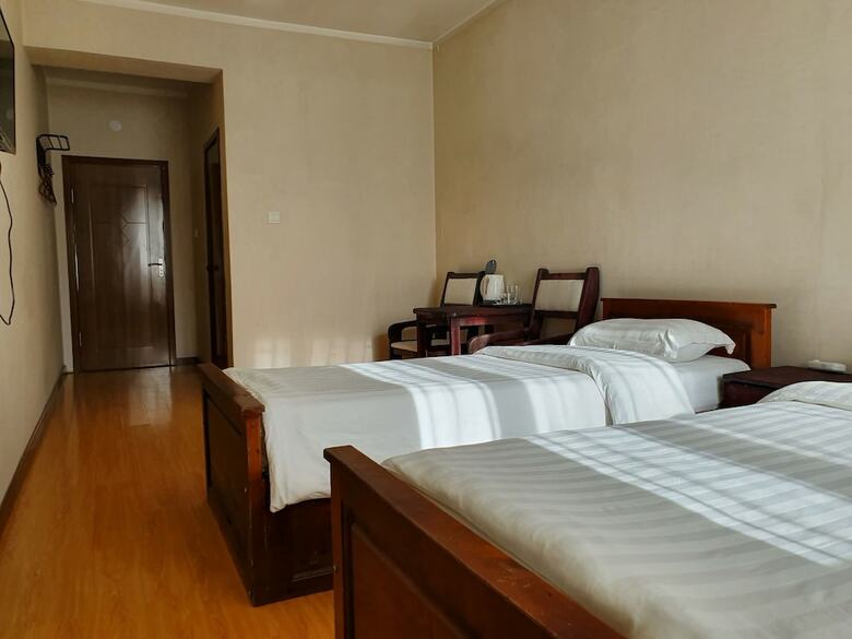 Land Hotel