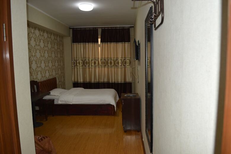 Land Hotel
