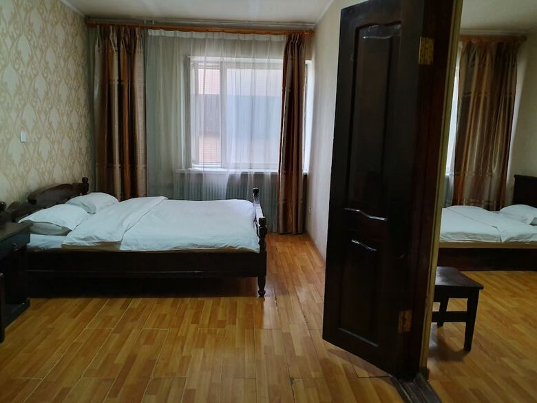 Land Hotel