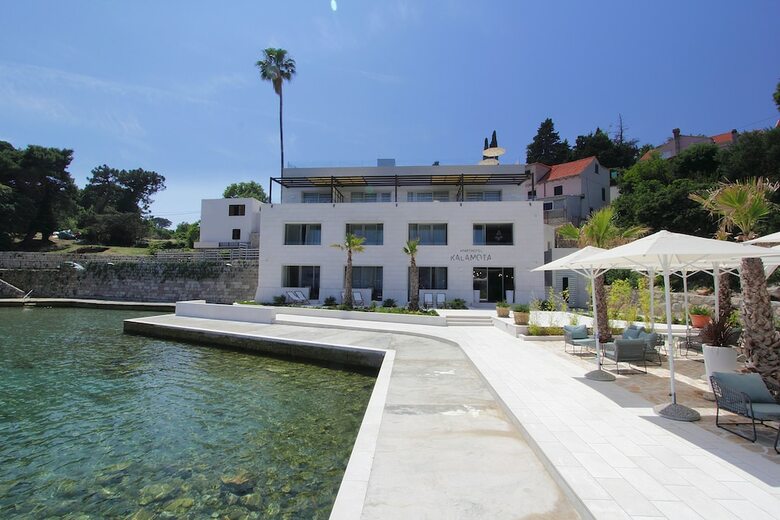 Aparthotel Kalamota Beach House