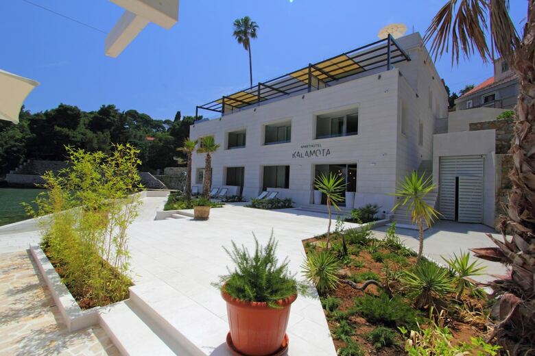 Aparthotel Kalamota Beach House