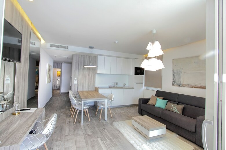 Aparthotel Kalamota Beach House