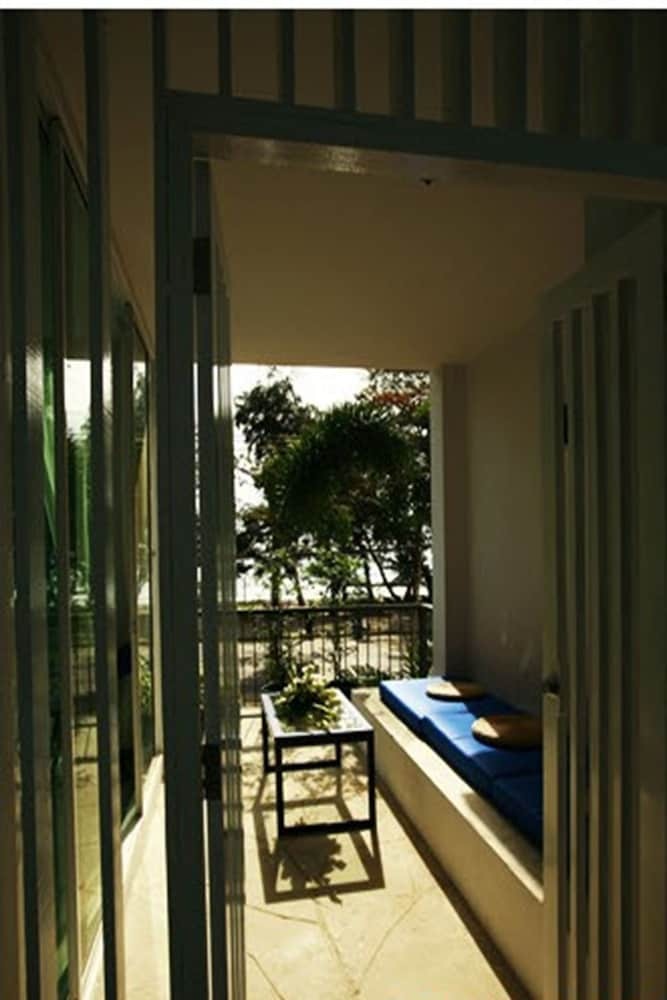 Hotel White At Sea Resort