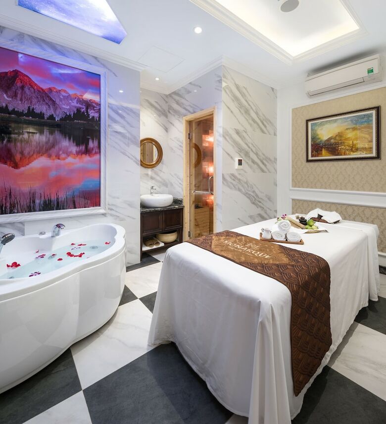 Monarque Hotel