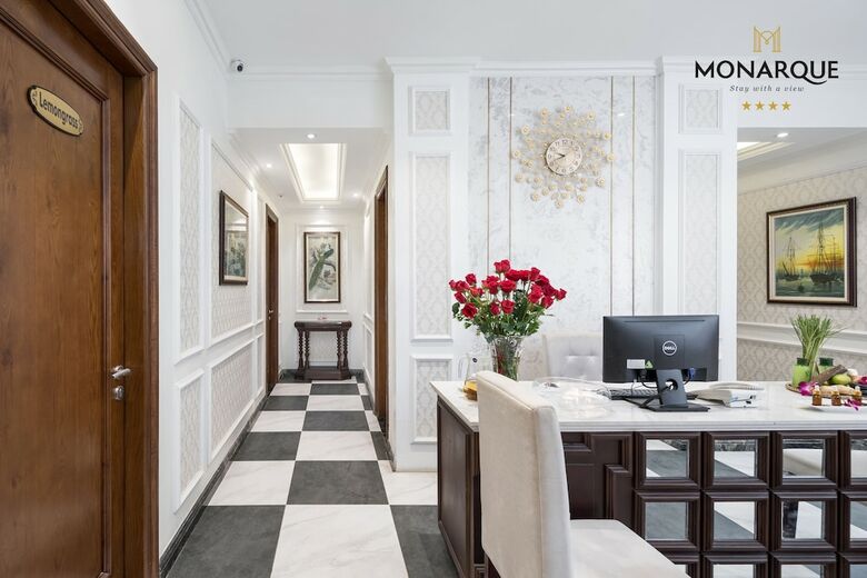 Monarque Hotel