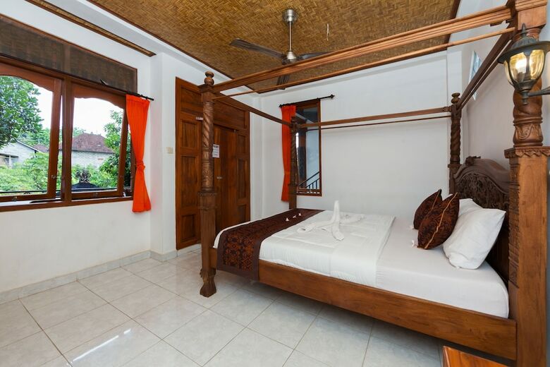 Bed & Breakfast Sayong House