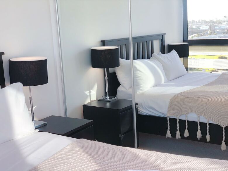 Melbourne Docklands Luxury Seaview Apartment