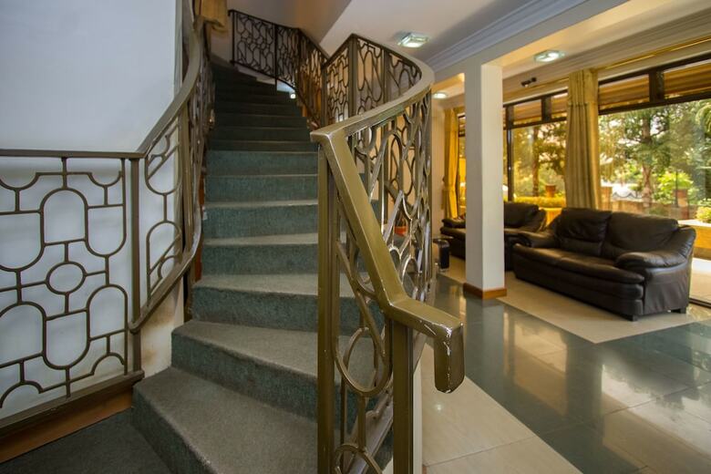 Crown Suites Hotel