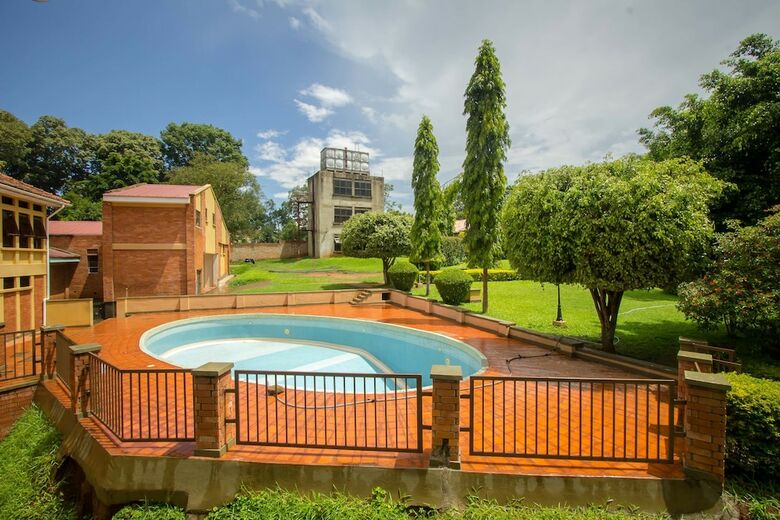 Crown Suites Hotel