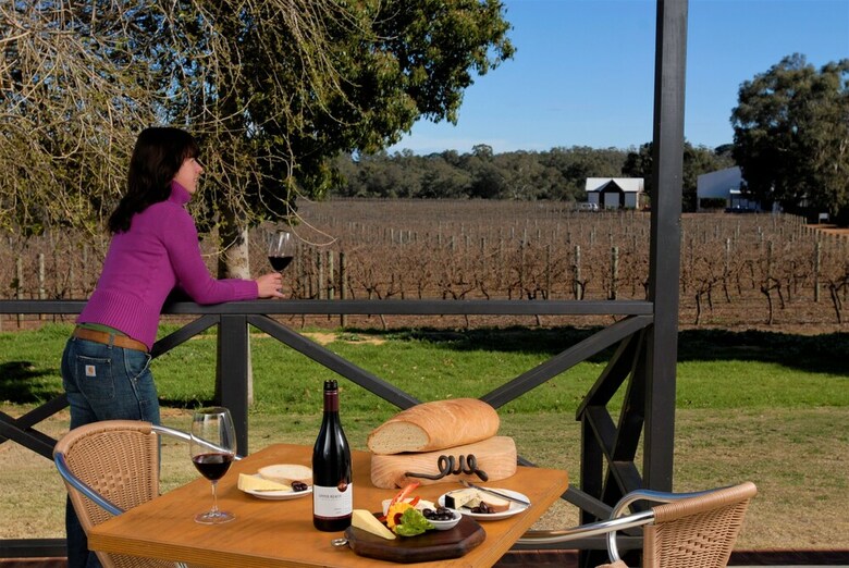 Vineyard Cottage At Upper Reach Winery