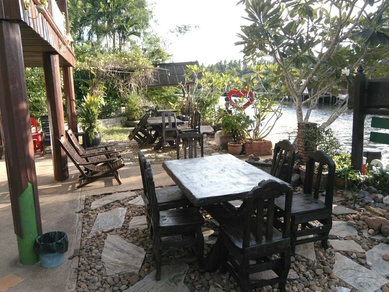 Hotel Rueanphen Homestay