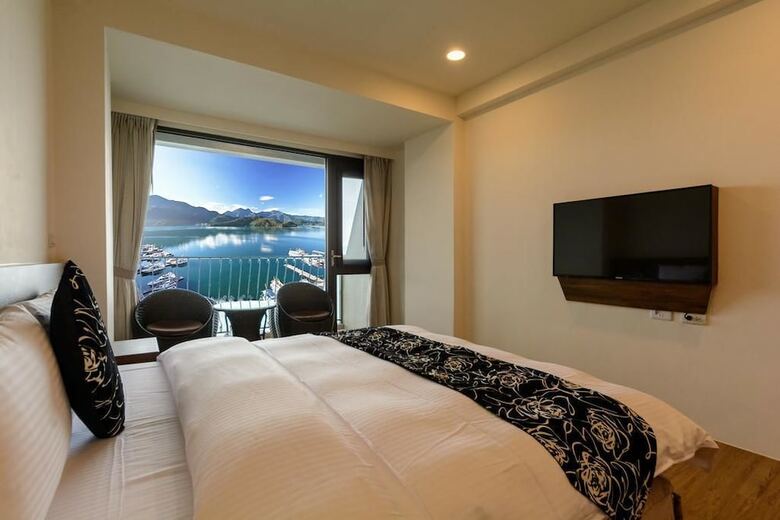 Ming Yue Lakeview Hotel