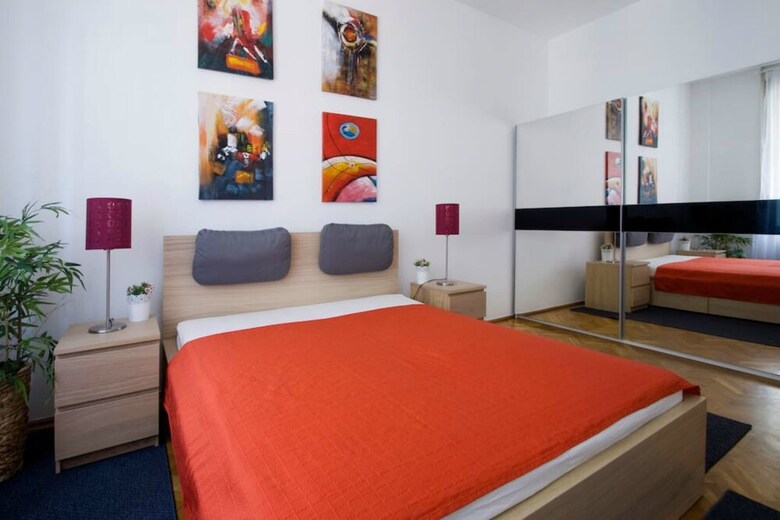 City Center Apartment For 7