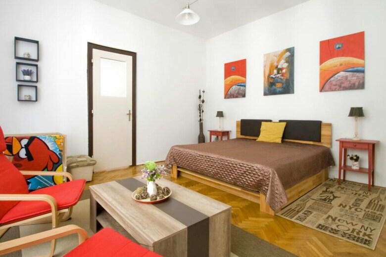 City Center Apartment For 7