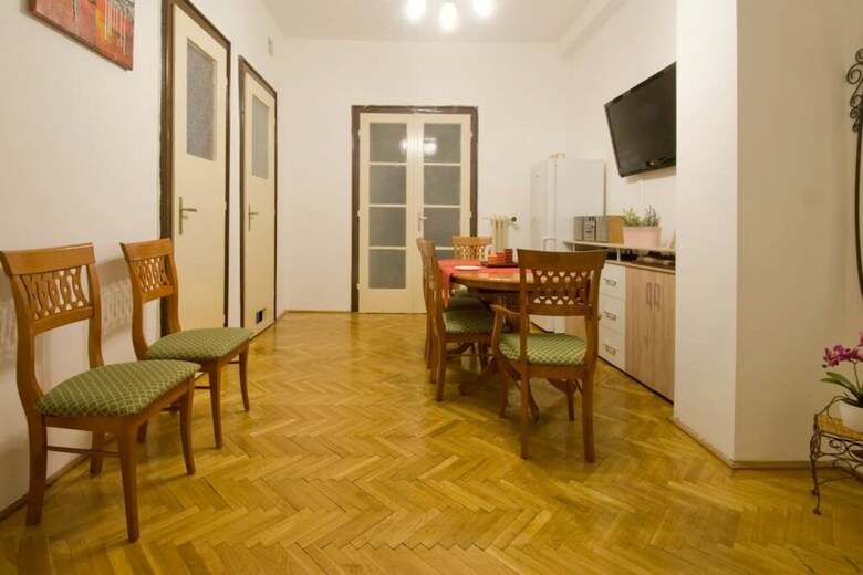City Center Apartment For 7