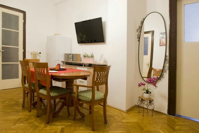 City Center Apartment For 7