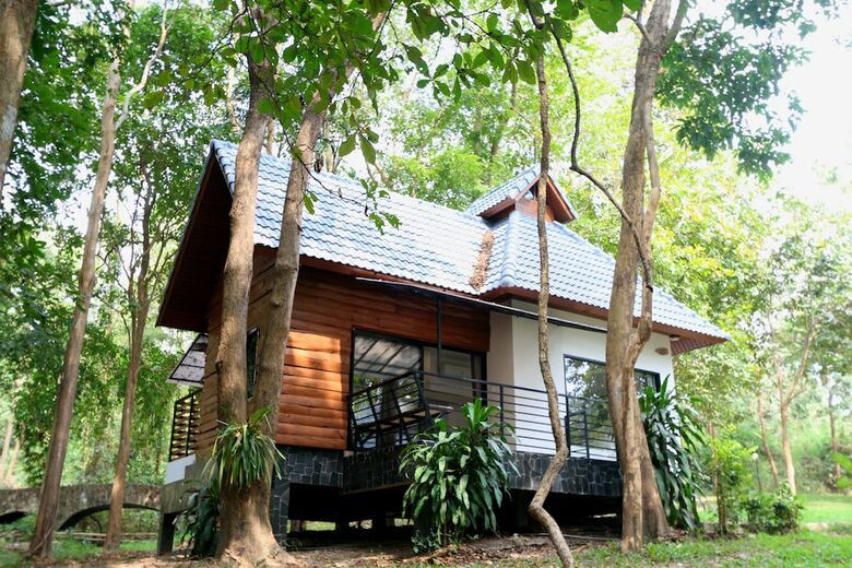 Hotel Sappraiwan Elephant Resort & Sanctuary