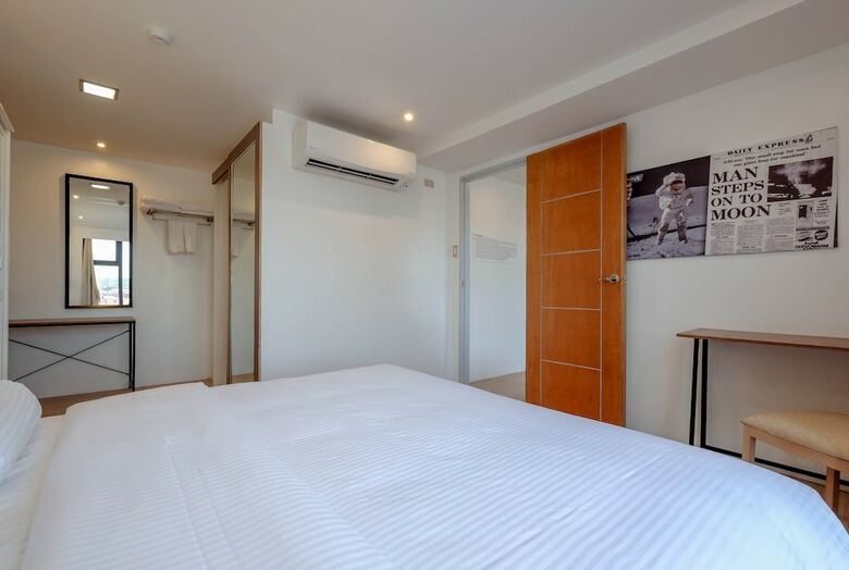 Heroes Hotel