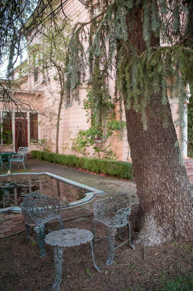 Bed & Breakfast Camellia Inn