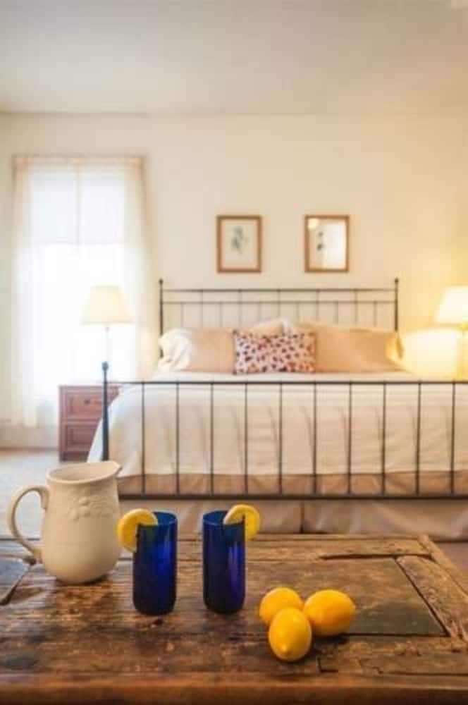 Bed & Breakfast Camellia Inn