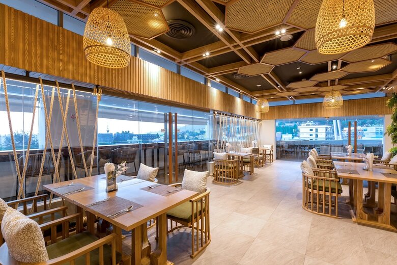 Oakwood Hotel Journeyhub Phuket